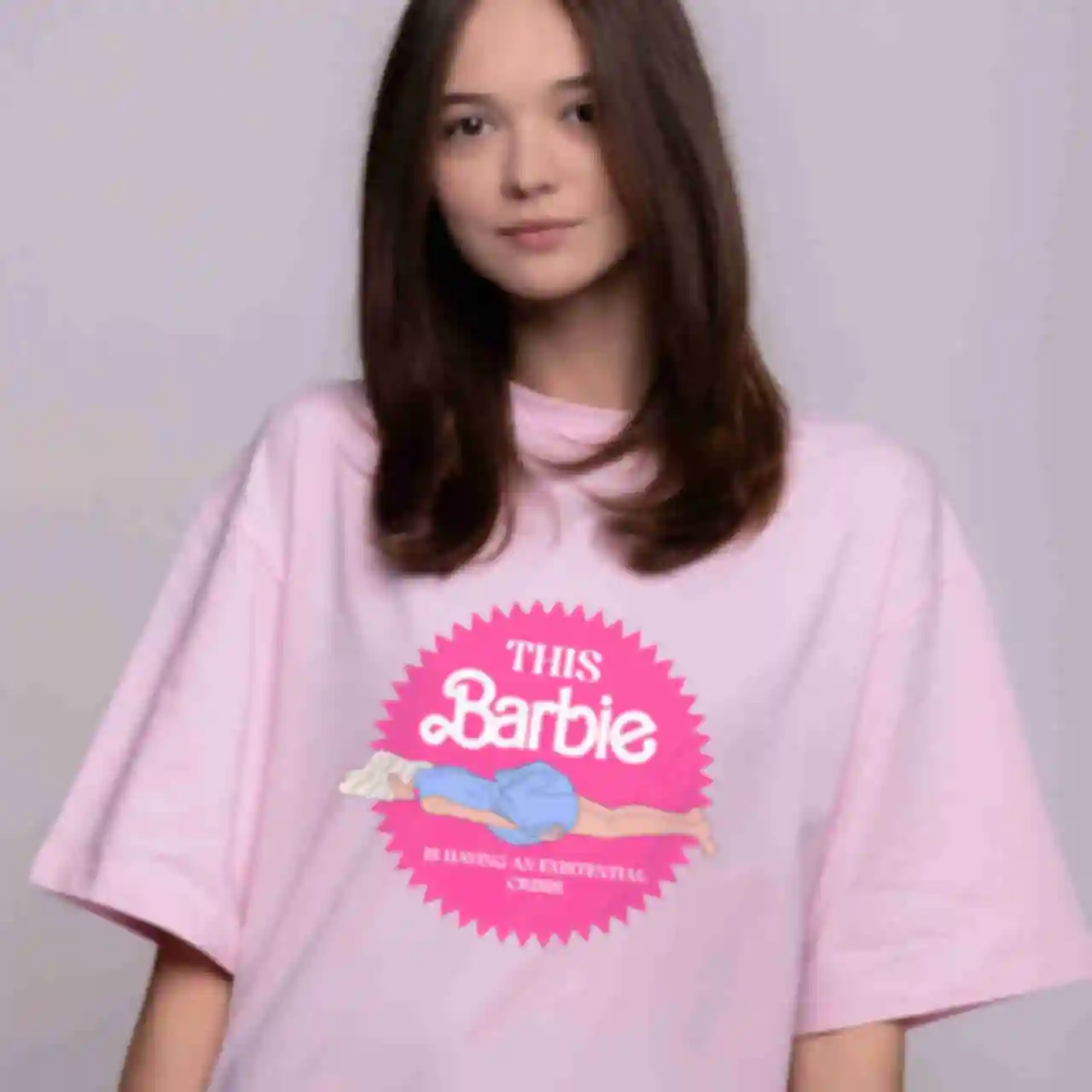 Футболка OVERSIZE №5 • Барбі з Екзистенційною кризою ⦁ Мерч Barbenheimer ⦁ Одяг за фільмами Barbie та Oppenheimer ⦁ Опенгеймер і Барбі ⦁ БарбенгеймерФото №3