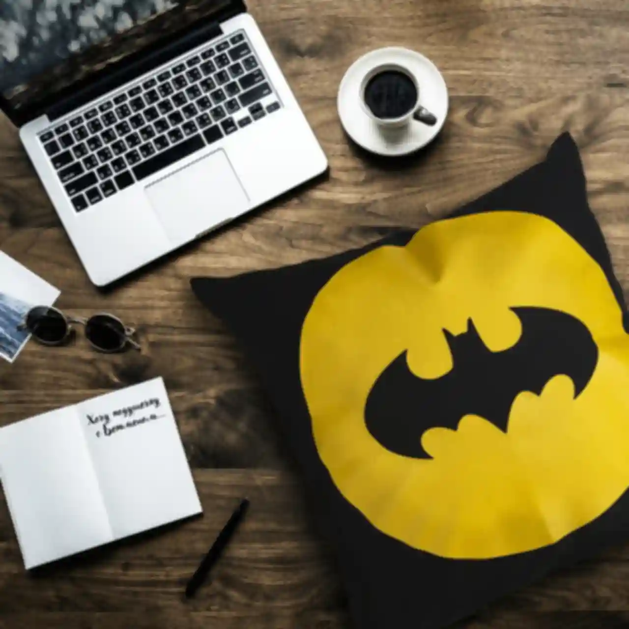 Подушка с лого • Бэтмен • Batman • Подарки с супергероями в стиле вселенной DC Comics