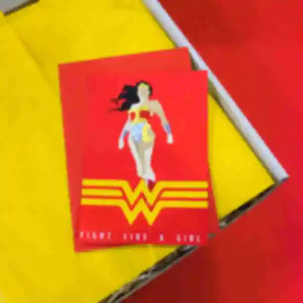 Листівка Диво-жінка ⦁ Сувеніри по всесвіту DC ⦁ Подарунок фанату коміксів та супергероїв