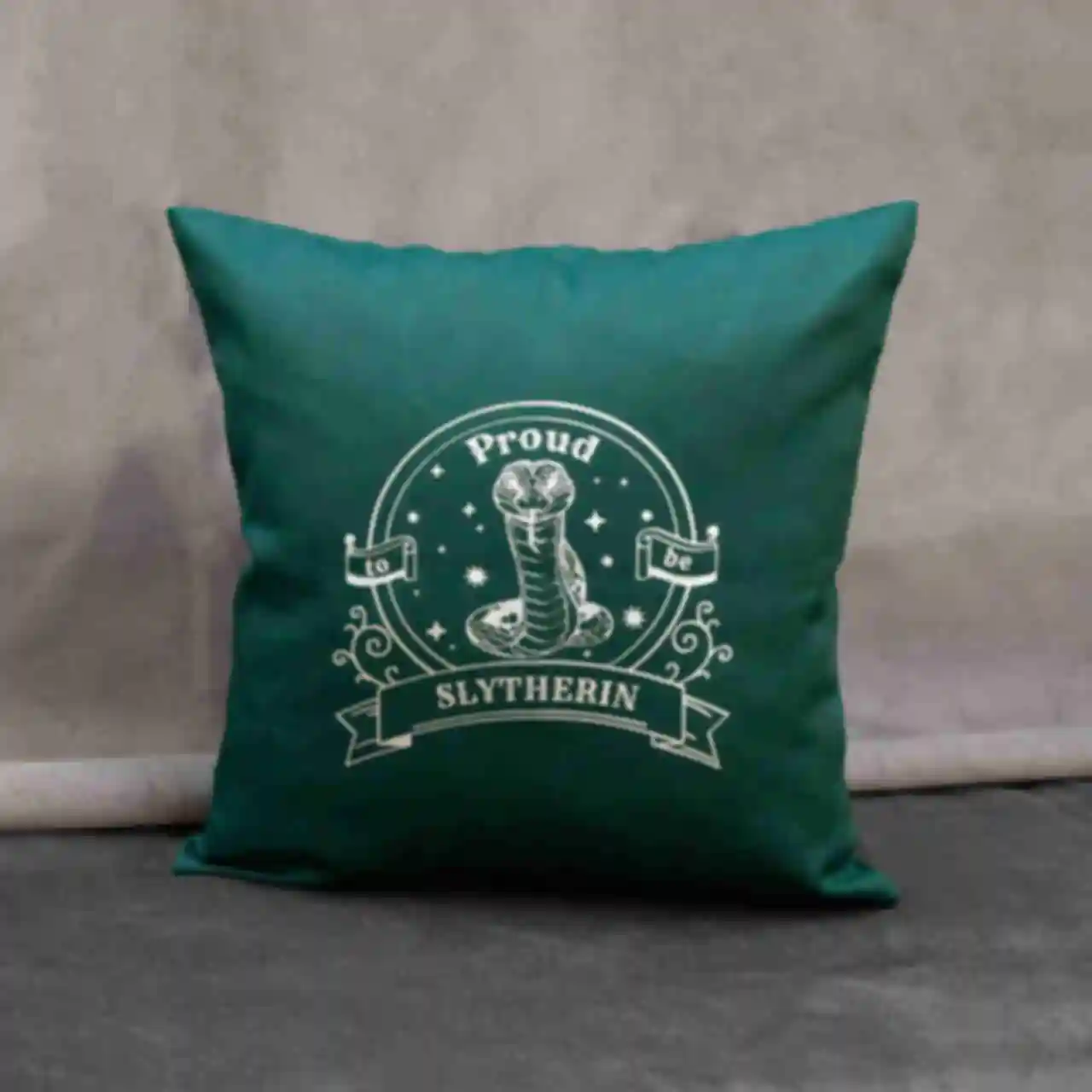 Подушка Slytherin • Декор для дома по фильму Гарри Поттер • Подарок фанату Harry Potter. Фото №1
